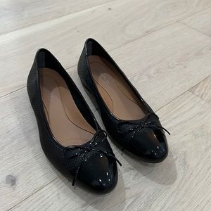 Black leather AEROSOLE flats